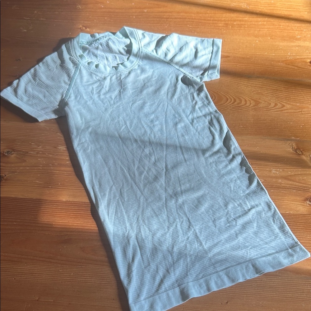 Women’s Lululemon workout shirt